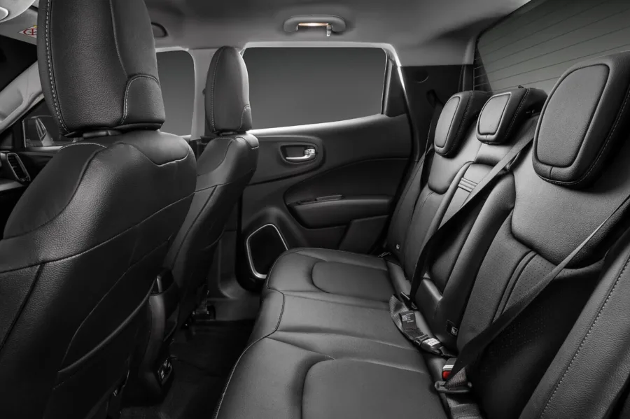 Com capacidade para cinco ocupantes, a Toro Ranch oferece bancos de couro, ar digital dual zone, multimídia com Wi-Fi e seis airbags, unindo conforto, tecnologia e segurança em um só veículo.