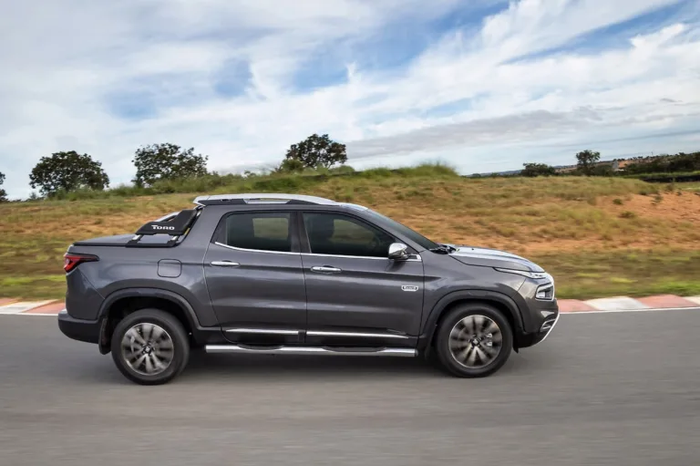 Fiat Toro Ranch 2.0 4×4 2025: Preço, Ficha técnica, Consumo, Equipamentos e Fotos; picape com caçamba de 937 litros e carga útil de 1.010 kg é prática e robusta para o campo e cidade