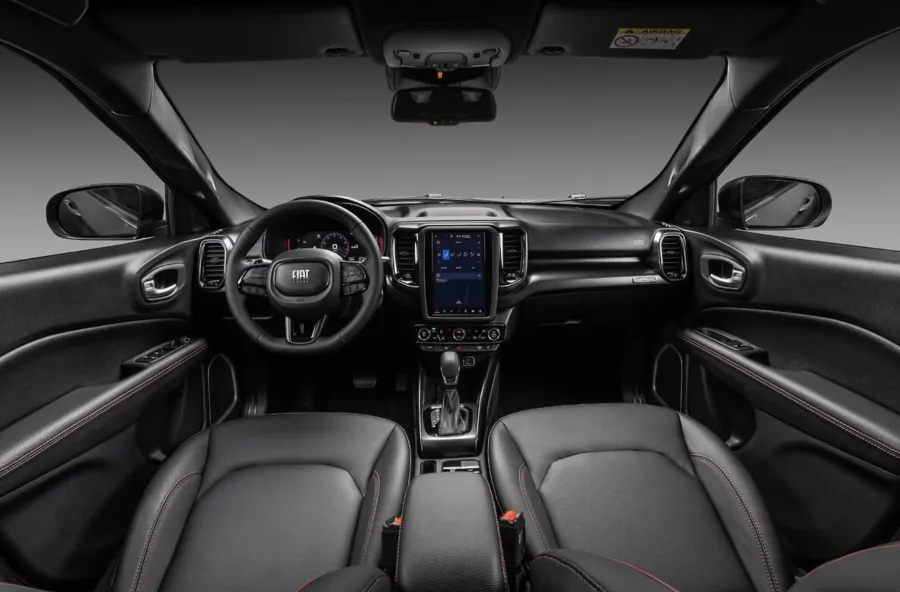 O interior agora traz central multimídia vertical de 10,1”, carregador por indução e acabamento aprimorado.