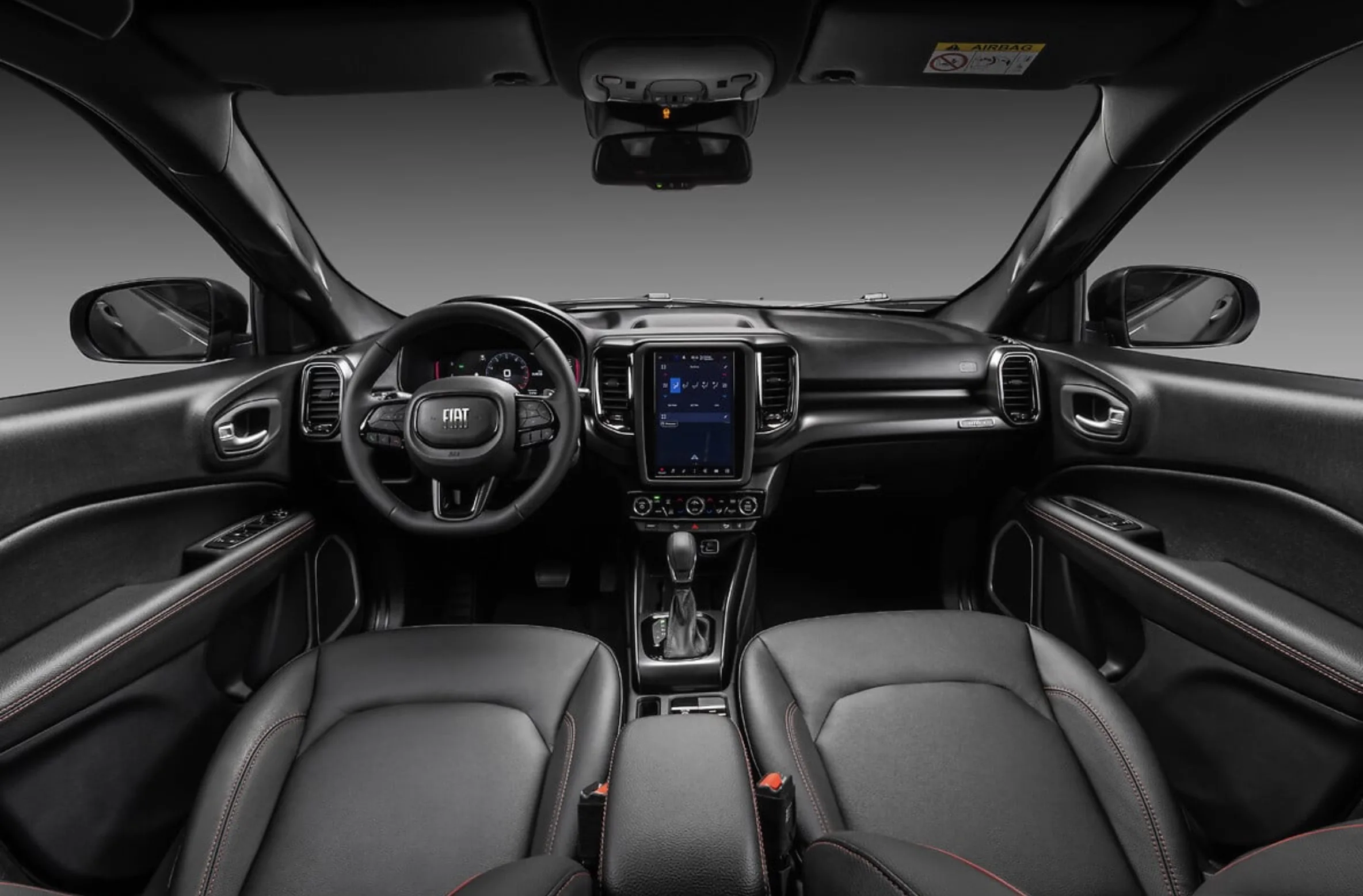 O interior agora traz central multimídia vertical de 10,1”, carregador por indução e acabamento aprimorado.