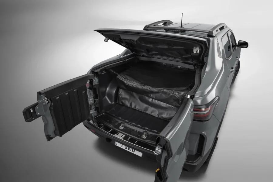 A caçamba comporta até 670 kg e tem tampa bipartida de fácil acesso. O conjunto torna a Toro prática para quem transporta objetos e precisa de versatilidade no trabalho.