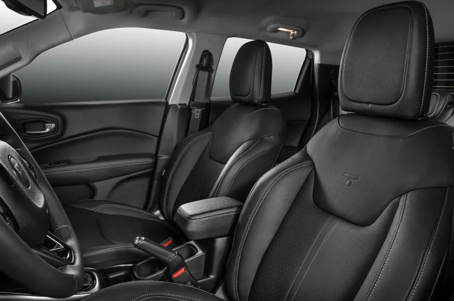 O interior acomoda até cinco pessoas com conforto. Bancos em couro, ar-condicionado automático e caçamba de 937 litros com carga útil de 670 kg reforçam o caráter multifuncional da Toro.