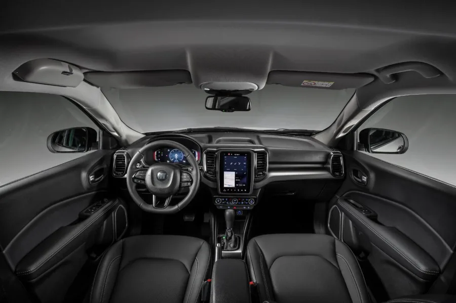 O câmbio automático de seis marchas e a direção elétrica tornam a condução leve e previsível. A tração dianteira favorece o consumo e o controle em curvas, mantendo bom desempenho no asfalto.