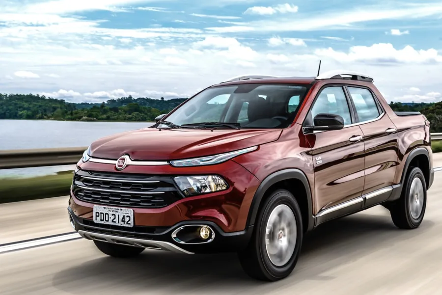 A picape Fiat Toro 2016 une conforto urbano e força off-road, com versões que vão da 1.8 Flex prática à 2.0 Diesel 4x4 robusta, entregando versatilidade e desempenho equilibrado.