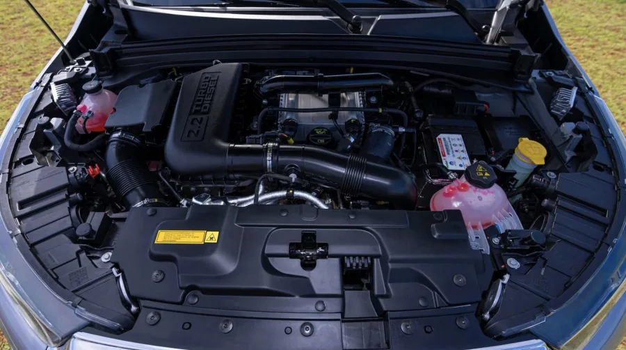 O motor 2.2 turbodiesel oferece 200 cv e torque de 45,9 kgfm, garantindo força e agilidade em subidas e retomadas. O câmbio automático de 9 marchas equilibra desempenho e suavidade na estrada.