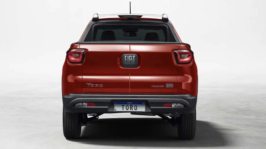 Com consumo de 10,5 km/l na cidade e 13,6 km/l em rodovias, a autonomia chega a 816 km, um bom índice para uma picape a diesel com mais de 1.900 kg.