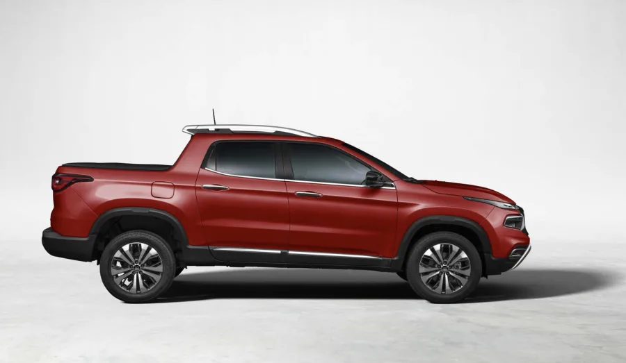 A caçamba comporta 937 litros e suporta até 1.010 kg, ideal para transporte de cargas pesadas e atividades de lazer, mantendo o equilíbrio entre utilitário e conforto.