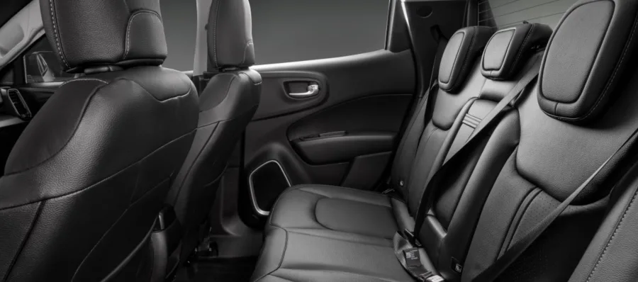 Oferece espaço interno para 5 ocupantes, bancos em couro com ajuste elétrico, ar digital dual zone e central multimídia com Wi-Fi e comandos via aplicativo.