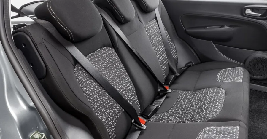 O interior tem espaço para 5 pessoas, 280 litros de porta-malas e conforto básico, suficiente para quem prioriza praticidade no dia a dia.