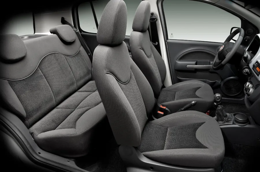 O interior acomoda cinco ocupantes e traz 280 litros de porta-malas, ideal para uso diário. Apesar do acabamento simples, é funcional e fácil de limpar.
