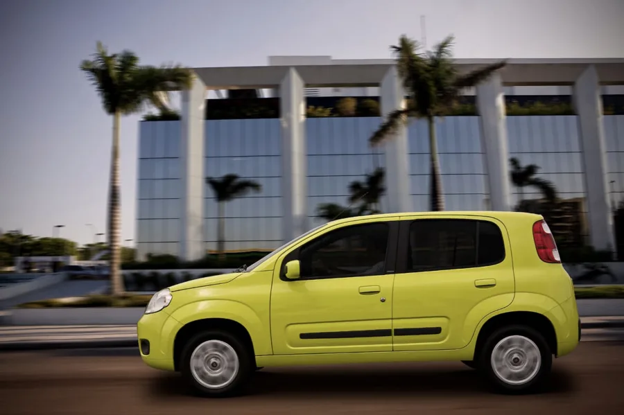Ideal para quem busca um carro urbano prático, leve e econômico, o Fiat Uno Attractive 1.4 2012 serve bem no dia a dia e ainda entrega boa autonomia em estrada.