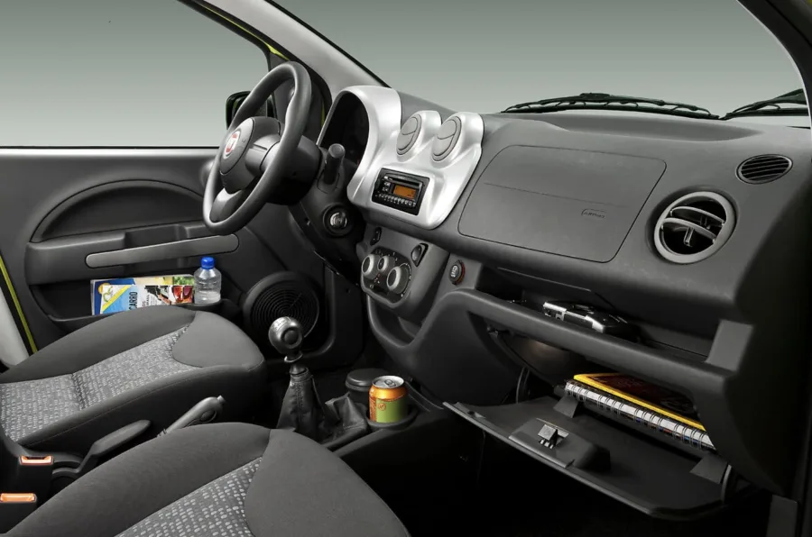 Com tração dianteira e câmbio manual de cinco marchas, a direção é direta e o carro se mostra leve de conduzir, especialmente em manobras e trechos urbanos.