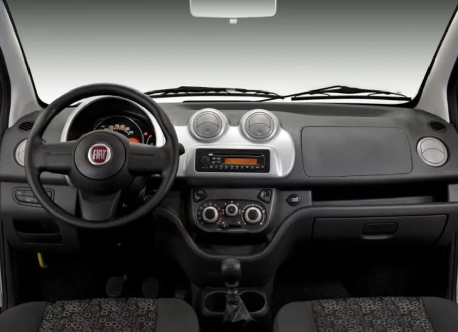 O interior acomoda 5 pessoas, com bancos simples e 280 litros de porta-malas. Carga útil de 400 kg e conforto adequado para uso cotidiano.