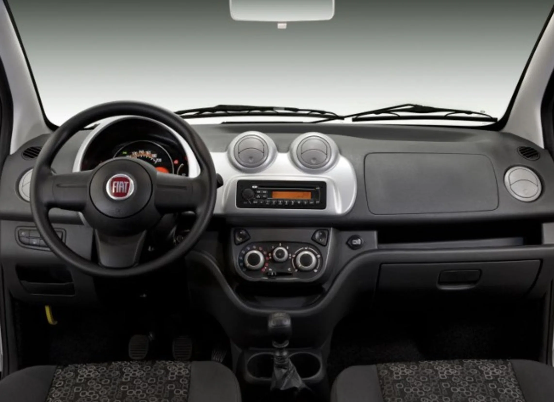 O interior acomoda 5 pessoas, com bancos simples e 280 litros de porta-malas. Carga útil de 400 kg e conforto adequado para uso cotidiano.