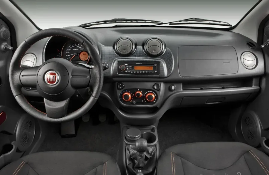 O hatch tem tração dianteira, câmbio manual de 5 marchas e direção hidráulica, garantindo condução leve no uso urbano e controle seguro na estrada.