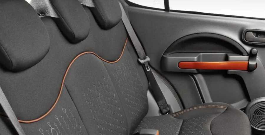 Interior com 5 lugares, porta-malas de 280 litros e carga útil de 400 kg. Conforto básico com ar-condicionado, ajuste do volante e bancos rebatíveis, ideal para uso diário.