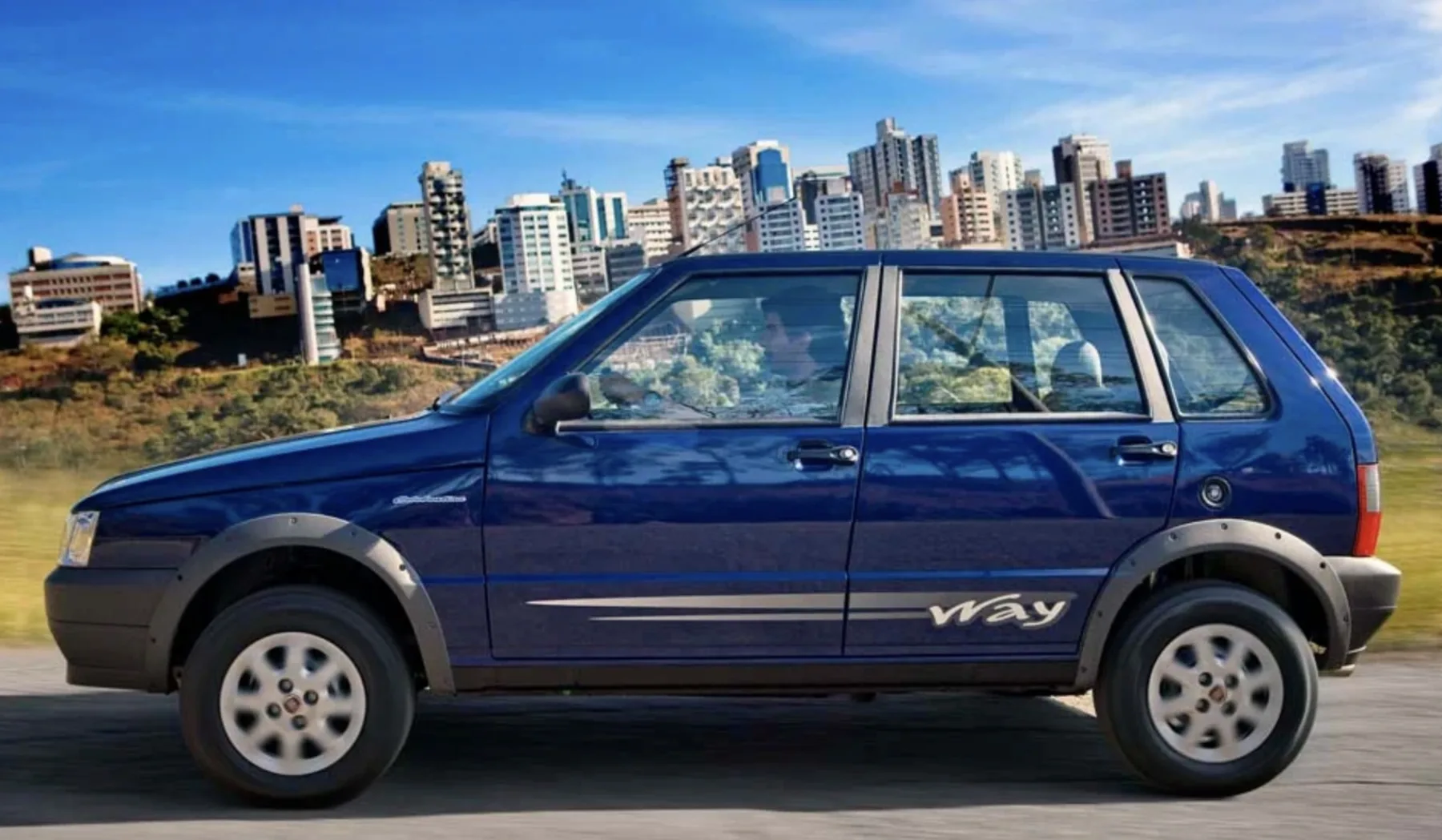 Fiat Uno Mille Economy Way 1.0 2013: preço, ficha técnica, consumo, equipamentos e fotos; hatch de 4 portas faz até 13 km/l e serve bem para uso urbano diário