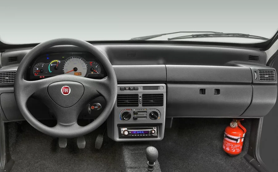 O interior simples prioriza funcionalidade, com comandos intuitivos e espaço suficiente para quatro adultos, mantendo a filosofia de carro acessível.