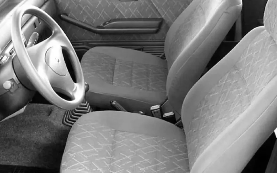 O interior acomoda até 5 pessoas, com 290 litros de porta-malas e espaço simples, mas funcional. Serve bem para o uso urbano.