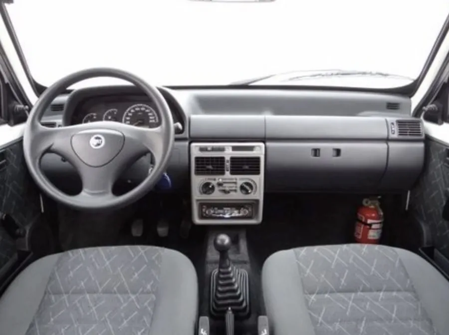 A tração é dianteira e o câmbio manual de 5 marchas tem engates curtos e leves. Direção sem assistência exige mais esforço em manobras.