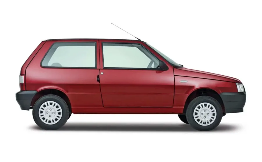 O consumo urbano é de 11,2 km/l e rodoviário de 15,4 km/l, com tanque de 50 litros e autonomia de até 770 km. Eficiência é o destaque.