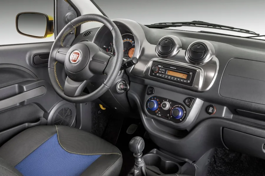 Câmbio manual de 5 marchas com engates curtos e direção hidráulica leve garantem boa condução. Tração dianteira e tamanho compacto facilitam o uso na cidade.