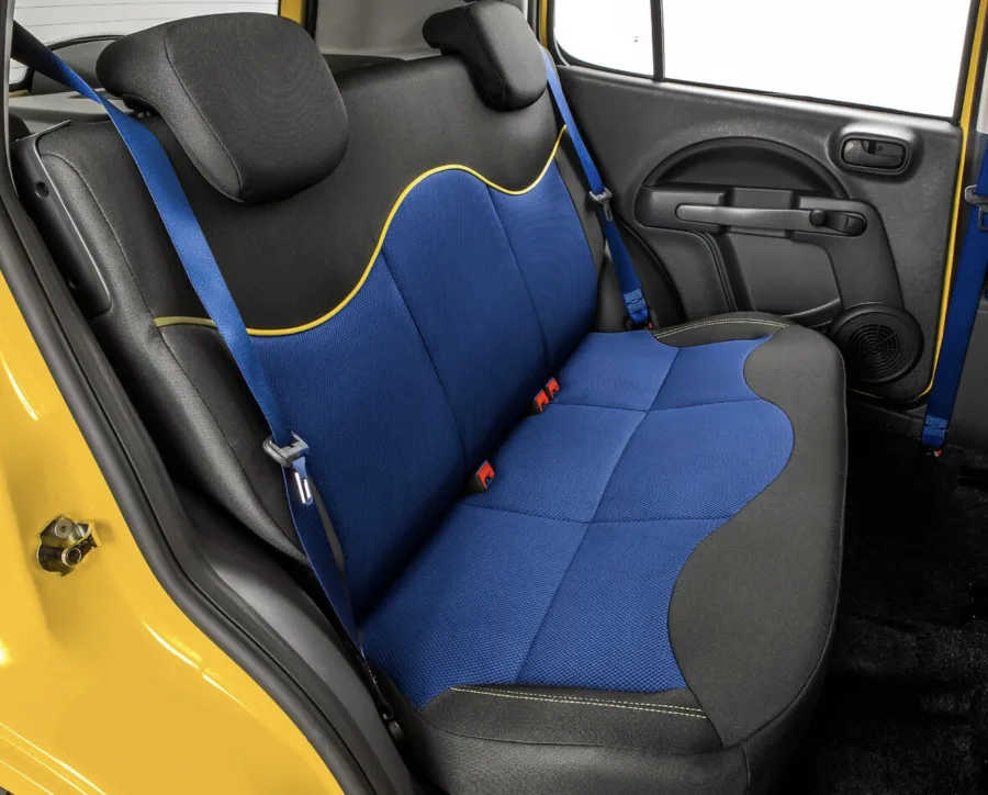 Interior simples para cinco ocupantes, com bancos bordados “Rua” e porta-malas de 280 litros. Voltado ao uso urbano, oferece conforto básico e funcionalidade.