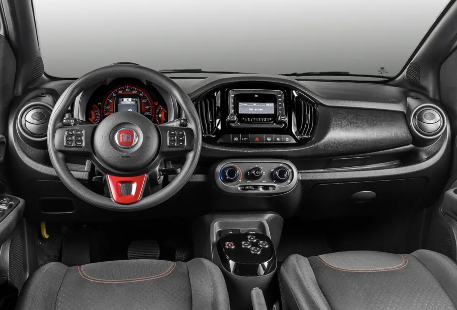 Tração dianteira e câmbio Dualogic de 5 marchas proporcionam condução leve e prática, embora o sistema exija certa adaptação.