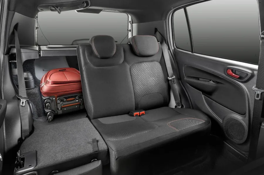 O interior acomoda cinco pessoas, porta-malas de 280 litros e carga útil de 400 kg; é confortável e funcional para o uso urbano.