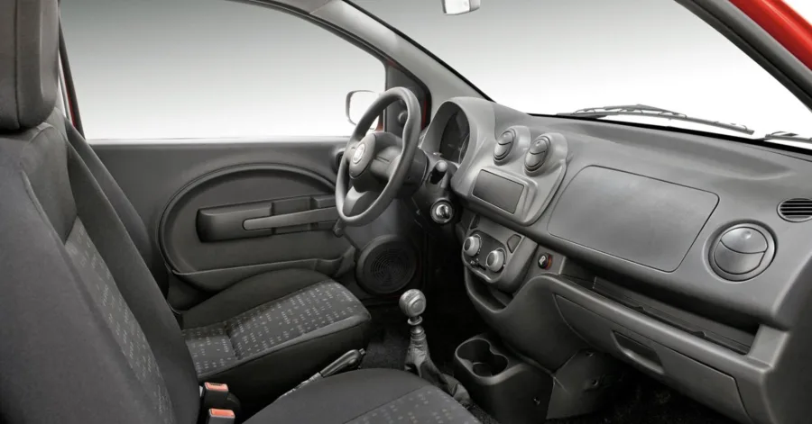 O conforto é básico, com espaço para 5 ocupantes e porta-malas de 280 litros. Recursos como ar-condicionado, direção assistida e vidros elétricos eram opcionais, mantendo o custo de manutenção baixo.