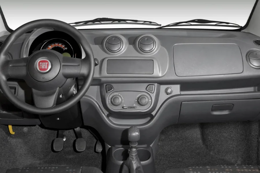 O câmbio manual de 5 marchas e a tração dianteira tornam a condução leve e previsível. A embreagem é macia, facilitando o uso urbano, e o diâmetro de giro de 9,8 m ajuda nas manobras.