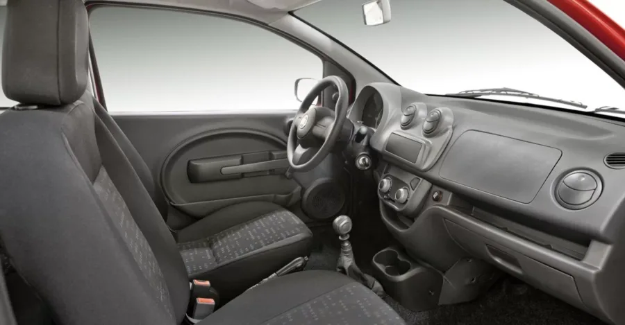 O interior acomoda cinco ocupantes e tem porta-malas de 280 litros. O espaço é justo, mas funcional. O conforto é adequado para trajetos urbanos curtos e médias distâncias.