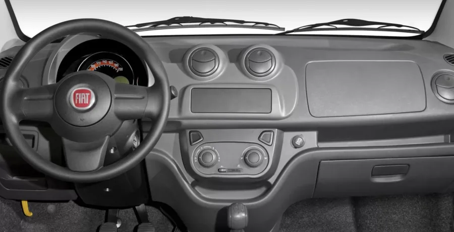 A direção hidráulica torna o carro leve nas manobras, e o câmbio manual de cinco marchas tem engates curtos e precisos. A tração dianteira garante estabilidade e segurança.