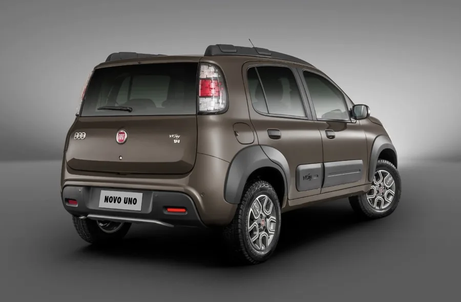 O consumo é de 7,1 km/l na cidade e 12,6 km/l na estrada, com tanque de 48 litros e autonomia que chega a 605 km, ponto forte para o uso diário.