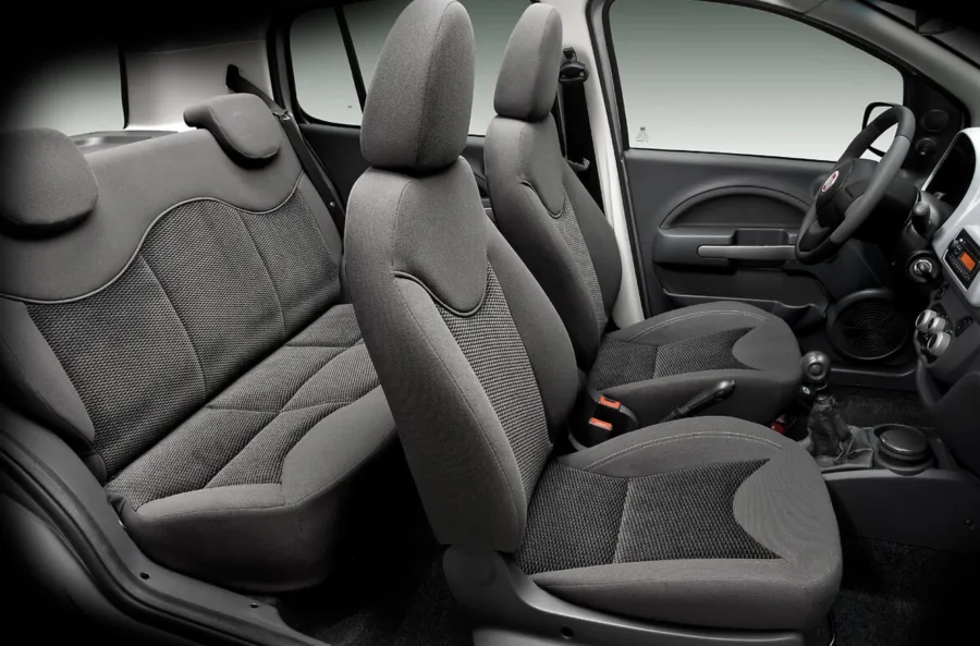 O interior acomoda 5 pessoas e leva 280 litros no porta-malas. Apesar do acabamento simples, é funcional e prático, ideal para trajetos urbanos e pequenos deslocamentos.