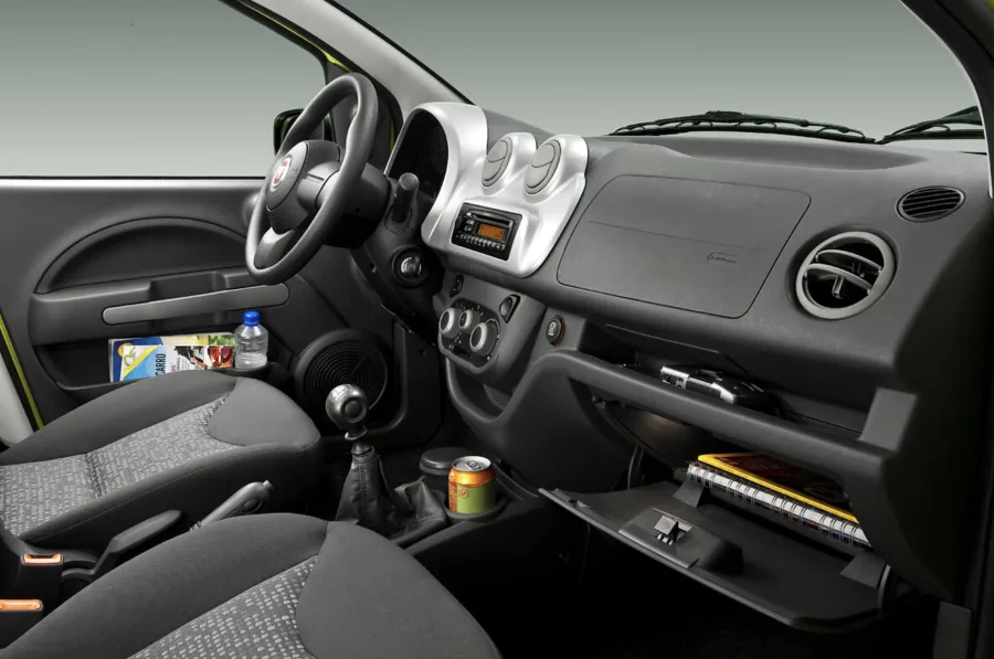 Com tração dianteira e câmbio manual de 5 marchas, tem condução leve e direta. A embreagem é simples, mas pode exigir atenção em unidades mais rodadas.