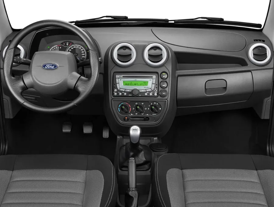 A tração dianteira, direção hidráulica e câmbio manual de 5 marchas tornam a condução leve e previsível, com respostas rápidas e manutenção barata.