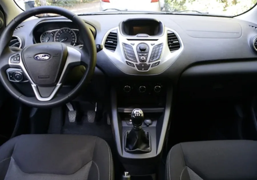 Com tração dianteira e câmbio manual de 5 marchas, a direção elétrica torna a condução leve e previsível, ideal para manobras e uso cotidiano.