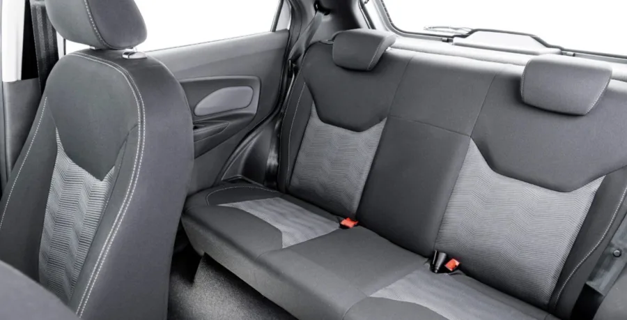 O interior tem espaço para cinco ocupantes e porta-malas de 257 litros. O conforto é reforçado por ar-condicionado, vidros elétricos e volante multifuncional.