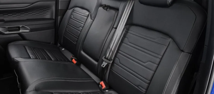 Interior espaçoso para cinco pessoas, ar-condicionado, conectividade por aplicativo e seis airbags garantem conforto, tecnologia e segurança.