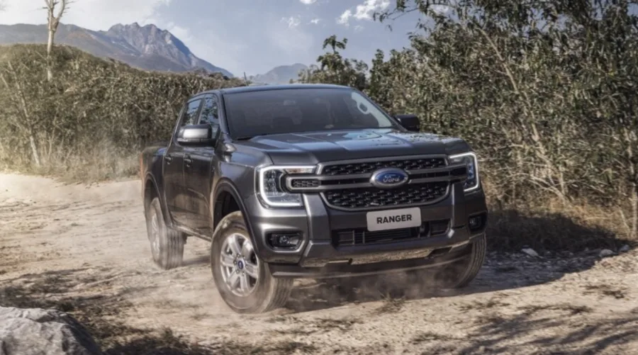 Forte e funcional, a Ford Ranger Black 2.0 4x2 2026 combina robustez e conforto para quem busca uma picape urbana e de trabalho com estilo e boa dirigibilidade.