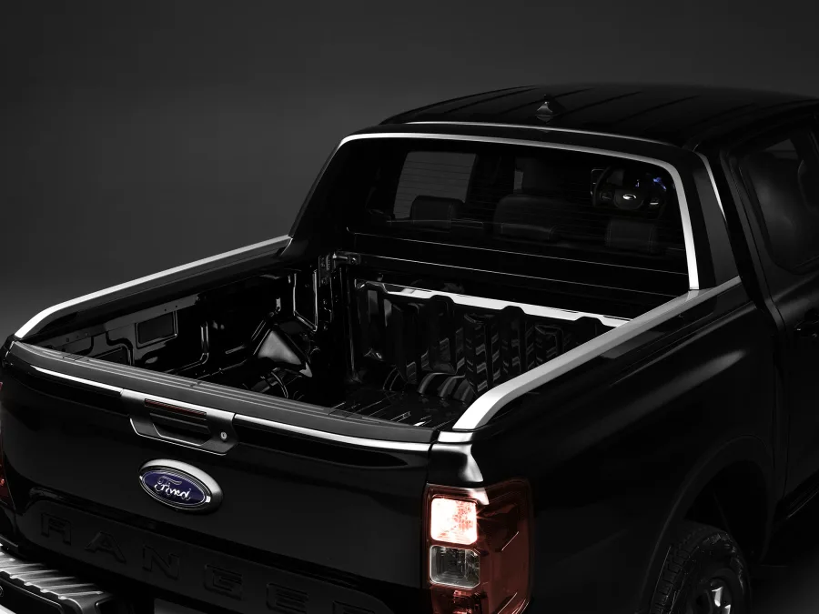 Com caçamba de 1.250 litros e carga útil de 1.031 kg, transporta ferramentas e bagagens com estabilidade e conforto mesmo em terreno irregular.