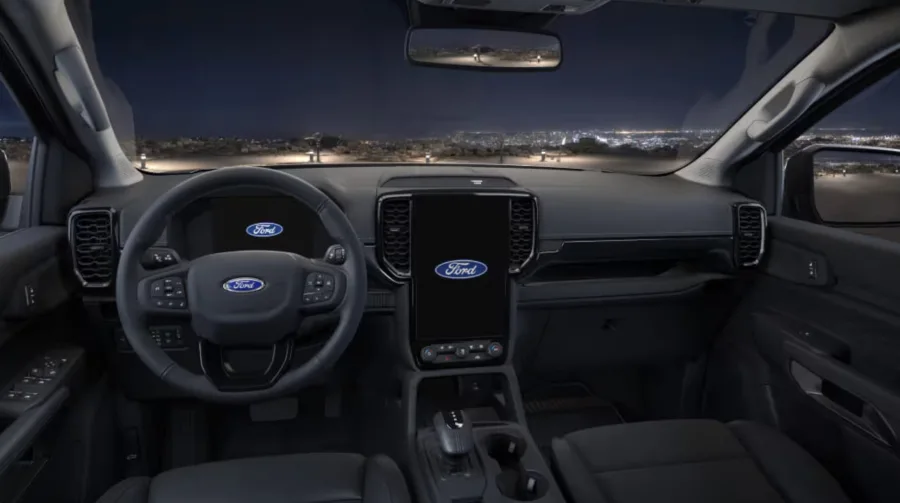 A transmissão automática de 10 marchas com conversor de torque oferece trocas suaves, ideal para quem busca conforto e facilidade na condução urbana e em trajetos off-road.