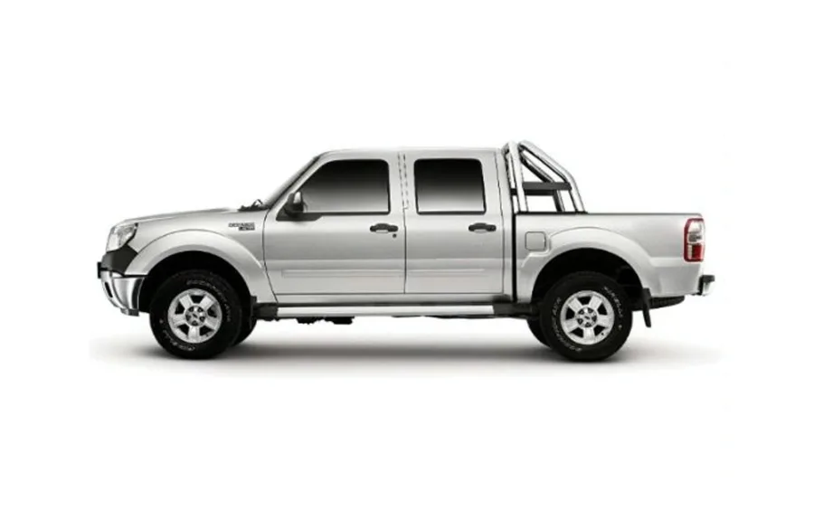 Faz em média 6 km/l na cidade e 9 km/l na estrada, com tanque de 75 litros e autonomia de até 675 km, ideal para longas viagens sem paradas frequentes.