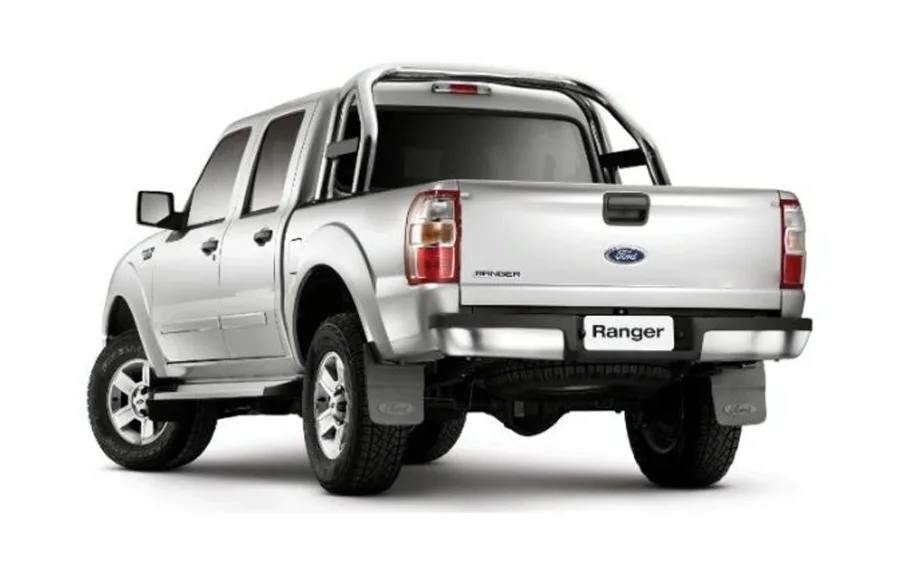 A caçamba de 844 litros comporta bem ferramentas e cargas médias. Com capacidade útil de 764 kg, serve tanto para o uso profissional quanto para atividades fora da cidade.