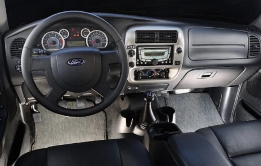 Com câmbio manual de 5 marchas, tração traseira e direção hidráulica, oferece condução firme. A resposta é direta, mas o engate do câmbio pode parecer um pouco duro.