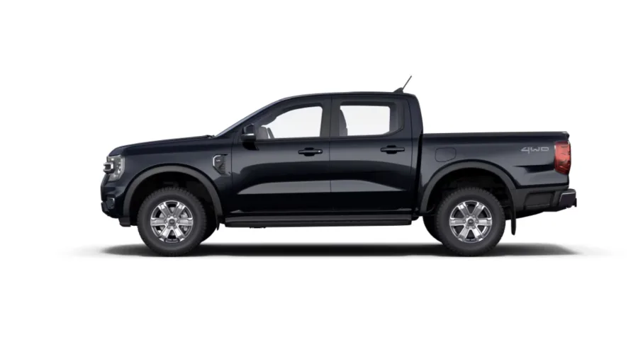 O consumo é de 8,9 km/l na cidade e 10,2 km/l na estrada, com tanque de 80 litros e autonomia total que pode chegar a 816 km. Isso garante uso prolongado e economia no abastecimento.