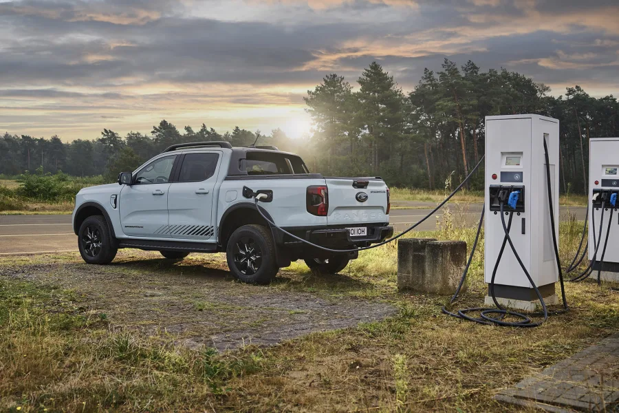 A Ford vai lançar no Brasil a Ranger híbrida plug-in em 2027, produzida na Argentina. O investimento de US$ 170 milhões permitirá a fabricação da versão eletrificada, que entrega 281 cv e 70,4 kgfm, unindo força e eficiência.