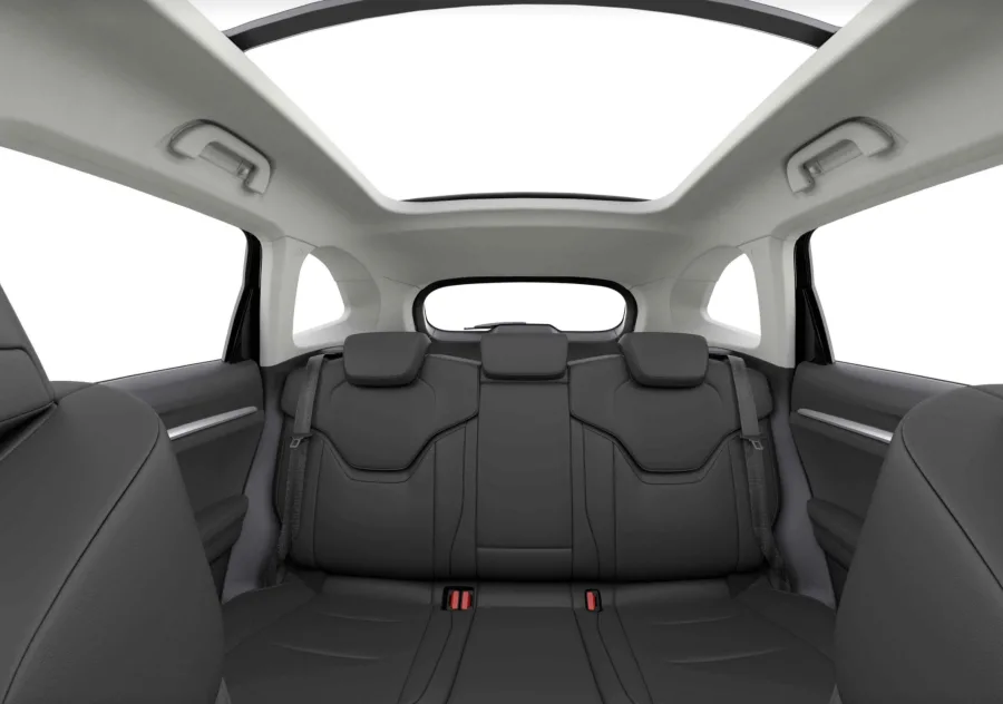 O SUV tem cinco lugares, porta-malas de 560 litros, ar-condicionado dual zone, bancos elétricos e ventilados, teto panorâmico e 560 litros de bagageiro, com ótimo conforto e segurança.