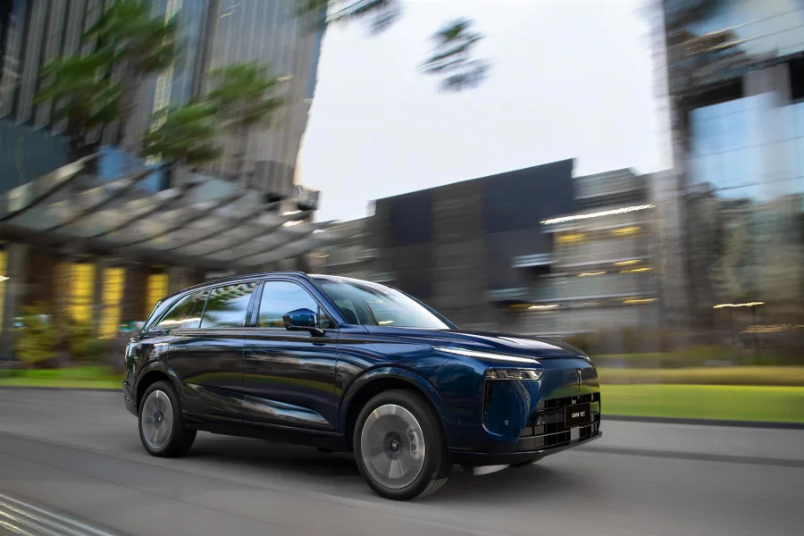 O consumo é de 10 km/l na cidade e 9 km/l na estrada, com autonomia total de 550 km e até 128 km em modo elétrico puro, graças à bateria de 42,5 kWh.